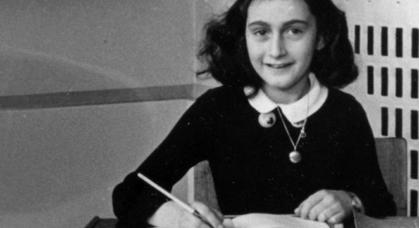 Megrongálták Anne Frank szobrát Amszterdamban – palesztinbarát feliratot festettek rá