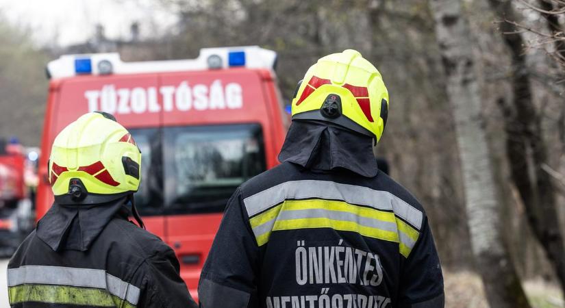 Továbbra is küzdenek a lángokkal a III. kerületben a tűzoltók, de már nem terjednek tovább