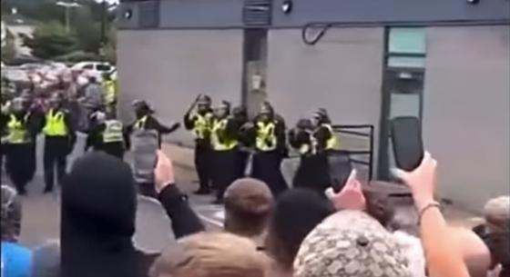 Zavargásokba torkollott egy bevándorlásellenes tüntetés Nagy-Britanniában