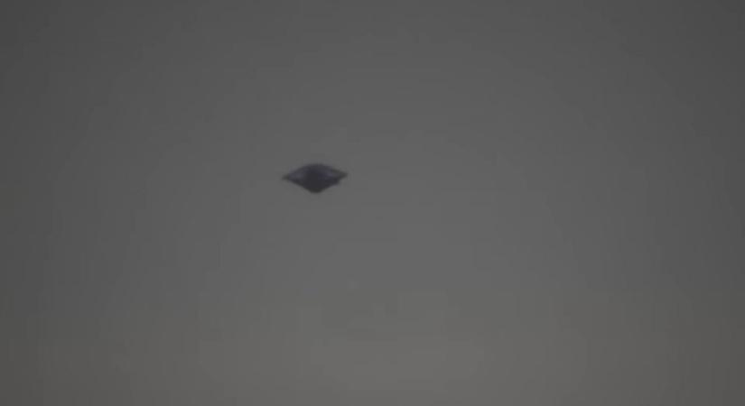 Hátborzongató felvétel arról, ahogy egy UFO repül át a város felett