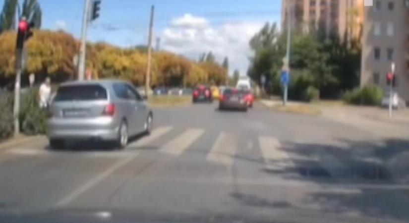 Borzalmas: áthajtott a piroson a sofőr a 14. kerületben, a zebrán épp egy család tolt egy babakocsit... - videó