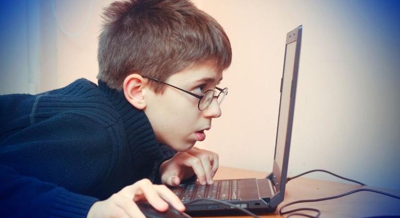 Nem mindegy, mit lájkol a gyerek: a közösségi média kockázataira hívják fel a figyelmet – videóval