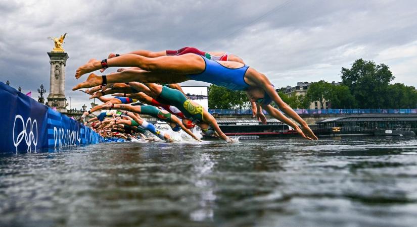 Betegek a Szajnában úszó triatlonosok