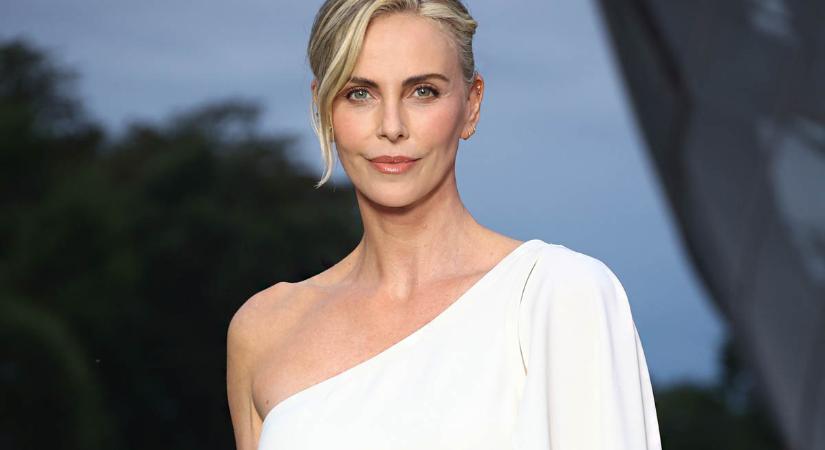 A hét szettje: a 48 éves Charlize Theron elegáns miniruhában ünnepelte az olimpiát