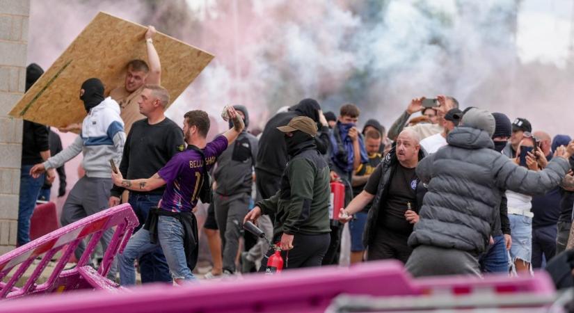 Folytatódtak a zavargások Nagy-Britanniában, a tüntetők egy menedékkérőket elszállásoló hotelt akartak felgyújtani