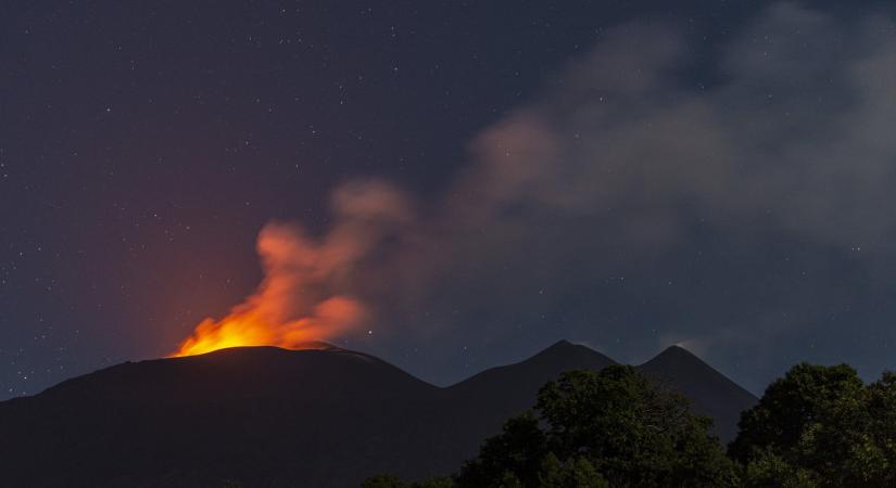 Tombol az Etna, korlátozták a repülőforgalmat