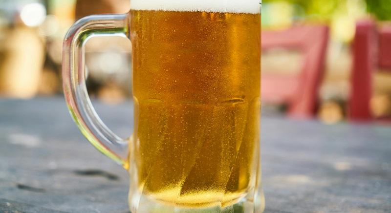 Nem a kocsmában, otthon isznak egyre több sört a romániaiak
