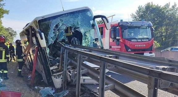 Turistabusz szenvedett balesetet Olaszországban