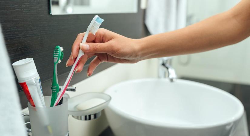 Magasan ezzel a módszerrel fertőtlenítheted a legjobban a fogkeféd