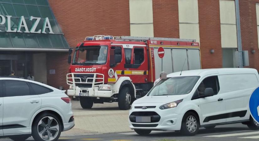 Téves tűzjelzés miatt vonultak a tűzoltók az egyik szombathelyi bevásárlóközpontba