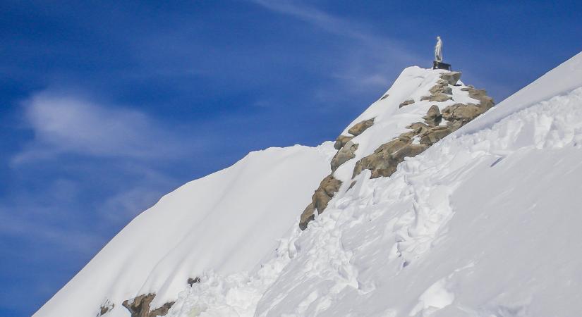 Meghalt egy francia hegymászó, miután levált egy hatalmas jégtömb a Mont Blanc gleccseréről