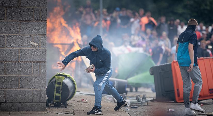 Brit zavargások: már a menedékkérők szállásait gyújtogatják