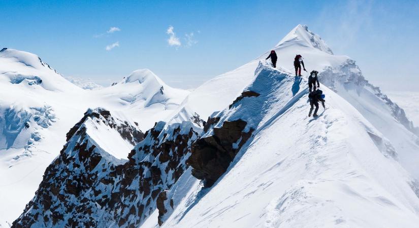 Leszakadt egy hatalmas jégtömb a francia Alpokban, egy ember meghalt
