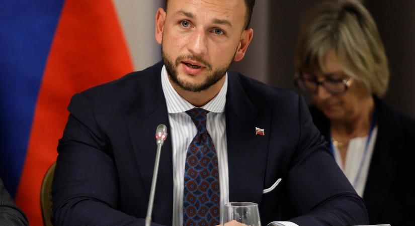 Fegyvernek látszó tárgyat fogtak a szlovák belügyminiszterre