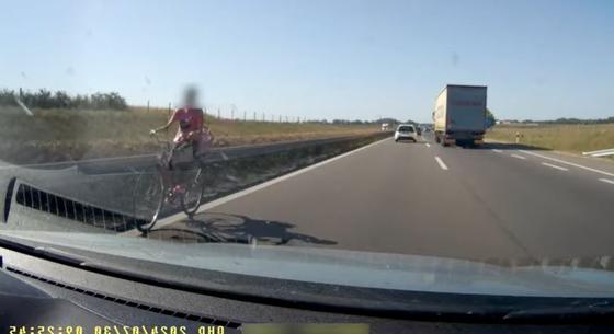 A forgalommal szemben tekert egy bringás az M5-ösön – videó