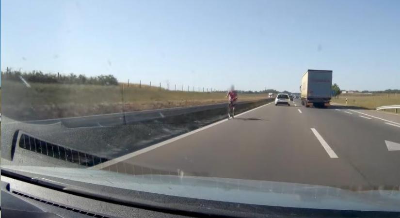 - Forgalommal szemben, a belső sávban tekert egy biciklis az M5-ösön – Videó!