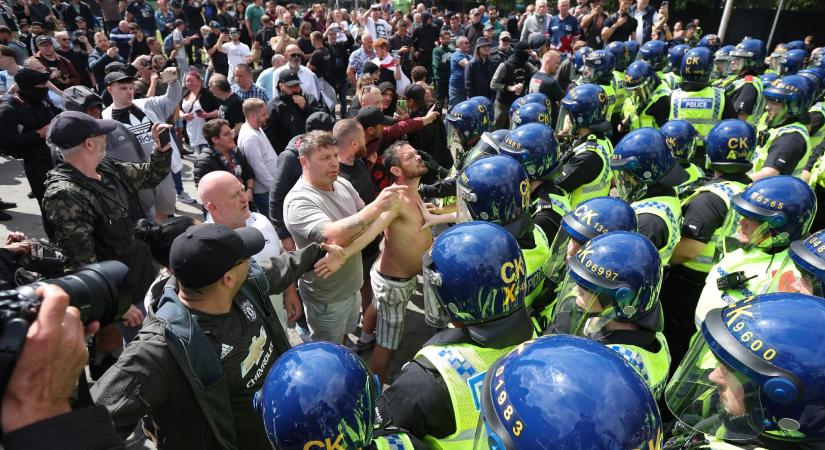 Több mint 150 embert tartóztatott le a brit rendőrség hétvégén szerte az Egyesült Királyságban a fokozódó erőszakos események miatt
