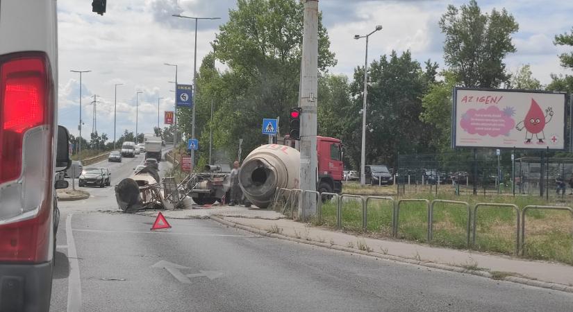 Szétesett egy betonkeverő a 18. kerületben