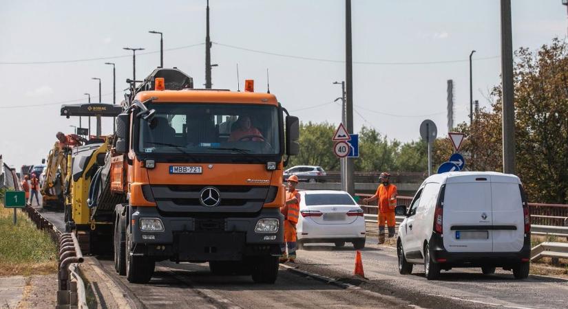 Elkezdődött a Homokkerti felüljáró aszfaltozása Debrecenben – fotókkal, videóval