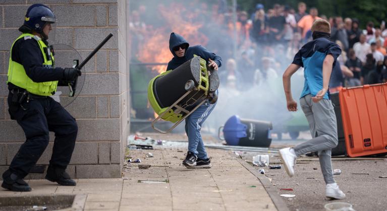 Rendkívüli ülést tart a brit kormány az erőszakos zavargások miatt