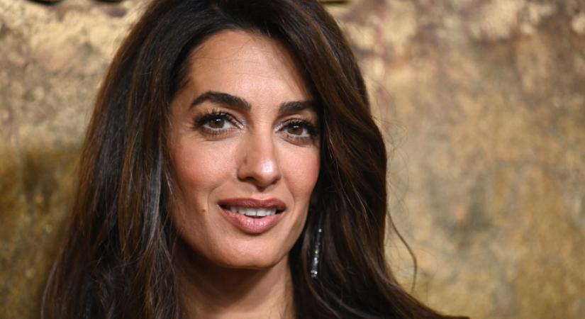 Amal Clooney fekete szettjét imádják a nők, különleges ruhát választott