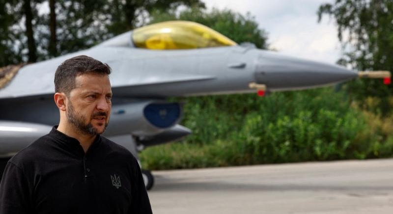 Ukrajna bemutatta a nemrég érkezett F–16-os vadászgépeit