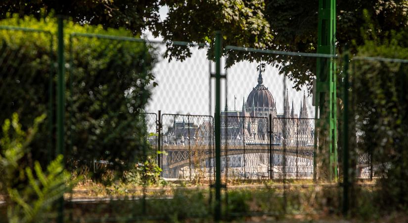 A kormány nem megy neki a nagy bosszúságot okozó multinak