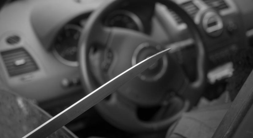 Késsel fenyegetőzve rabolta el egy taxis autóját egy férfi Szombathelyen