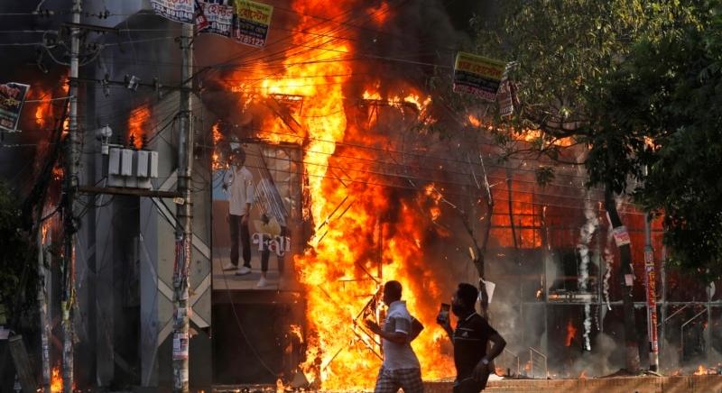 A tüntetők megdöntötték Bangladesben a kormányt, elmenekült a miniszterelnök. Hogy jutottak idáig?