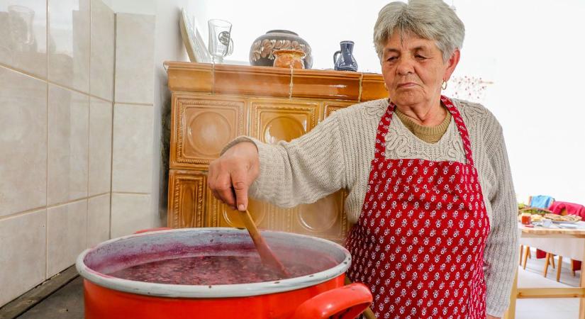 Benne vagyunk a befőzés közepében. Önnél mi készül?