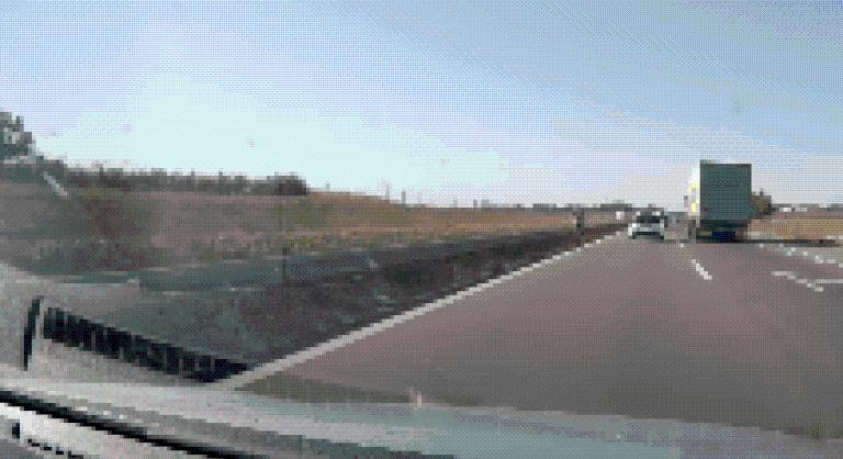 Kerékpáros tekert a forgalommal szemben az M5-ös autópálya belső sávjában