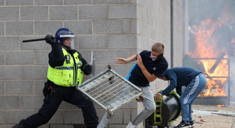 A miniszterelnök szerint egész rendőrhadsereg száll szembe a zavargókkal Nagy-Britanniában