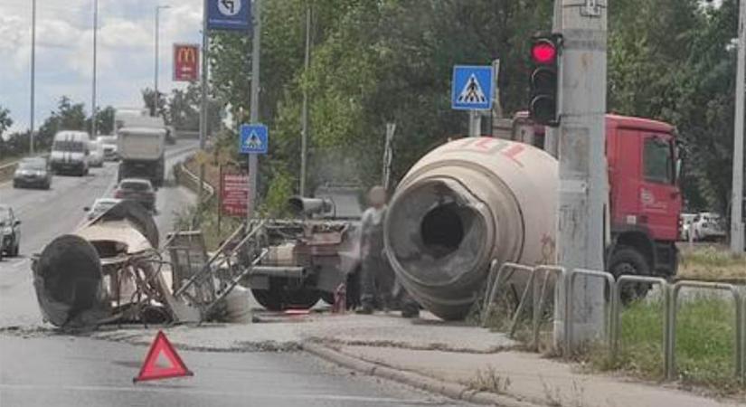 Egy betonkeverő teherautó hullott darabokra a 18. kerületben