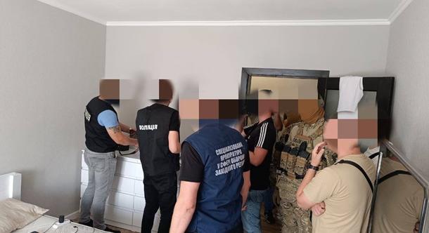 Orosz megbízásból Nyugat-Ukrajnában katonai autókat gyújtogató bűnözői csoportot fogott el az SZBU