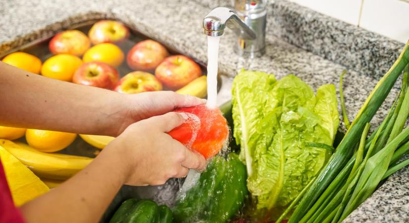 A szakértő eloszlatja a tévhiteket: így kell megmosni a gyümölcsöket és a zöldségekkel fogyasztásuk előtt
