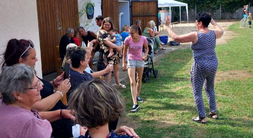 Helyi ízek, kutyabemutató és lengőteke - Jó hangulatban telt a kemeneskápolnai Családi Nap