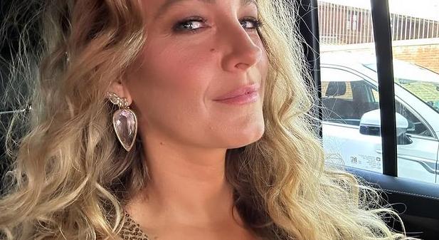 Blake Lively pink miniruháját még Barbie is megirigyelné