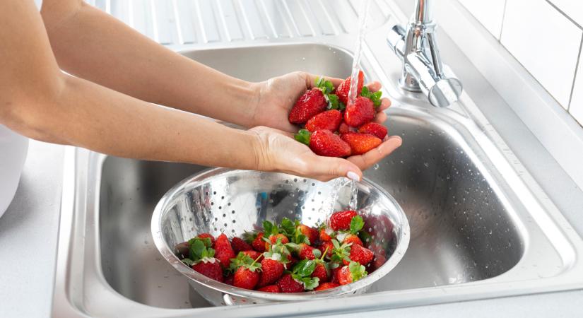 Egyáltalán nem mindegy, hogyan mosod meg a zöldségeket és a gyümölcsöket, szakértő figyelmeztet a megfelelő módszer fontosságára