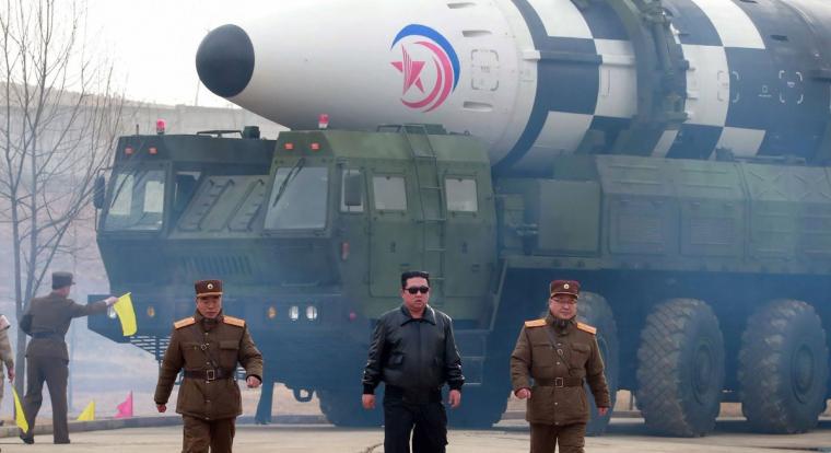 Észak-Korea megmutatta gigantikus rakétaerejét - képek