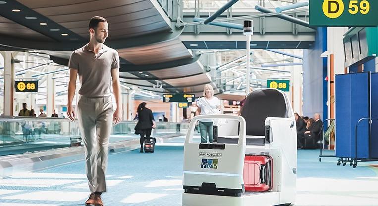 Önvezető robotok hordják az utasokat és csomagjukat a nemzetközi reptéren
