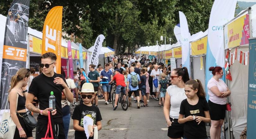 Jobboldali fesztiválokra áramlanak a fiatalok tömegei