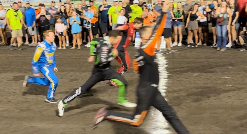 Ezt látnod kell: Futóversennyel dőlt el a pole Kyle Larson futamán [VIDEÓK]