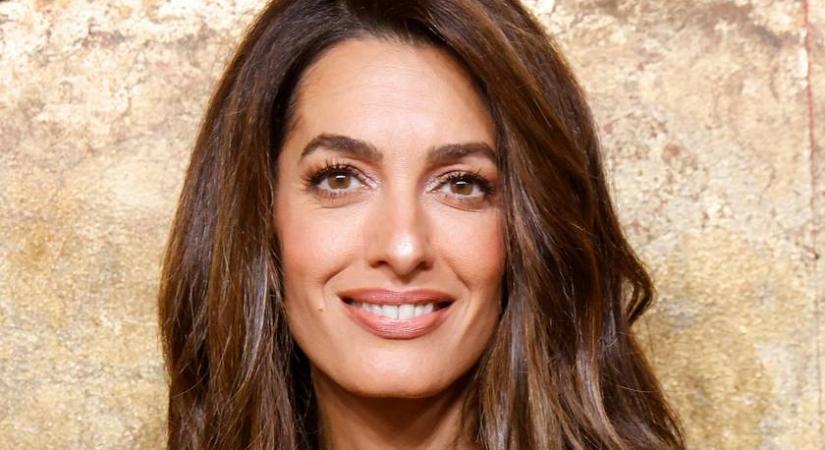 A 46 éves Amal Clooney hasvillantós szettbe bújt: a Comói-tónál romantikázott a férjével