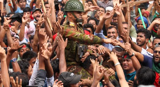 A bangladesi hadsereg vezetője kedden egyeztet a diáktüntetőkkel