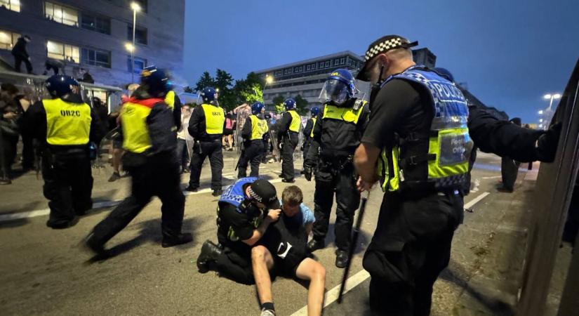 Eddig közel 400 embert tartóztattak le az angliai zavargásokban