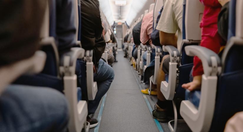 Vékonyabbak lehetnek az ülések a gépen – És ez rossz hír a kézipoggyásszal utazóknak