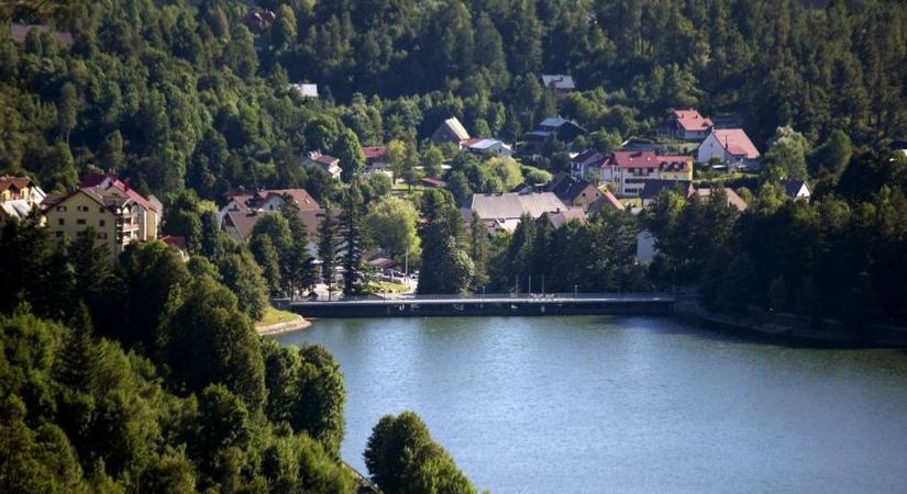 A horvát tengerpartról a hegyekbe menekülnek a turisták a hőség elől