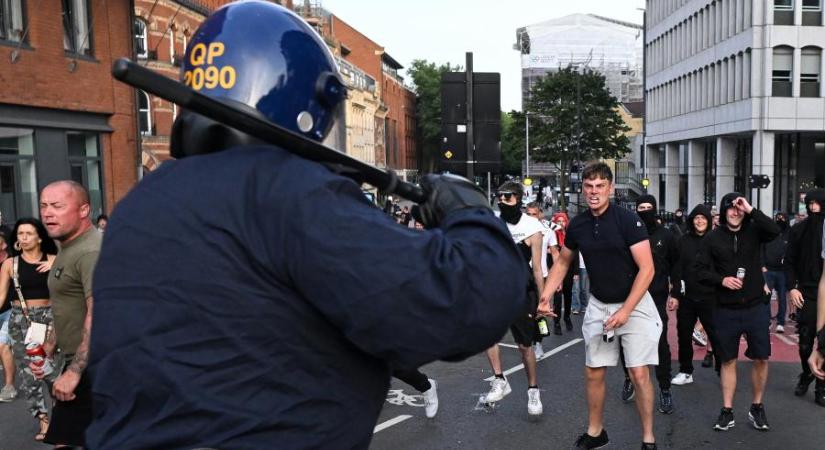 - Már egész Angliára, sőt Belfastra is átterjedt az erőszakhullám, lecsapnak a rendbontókra