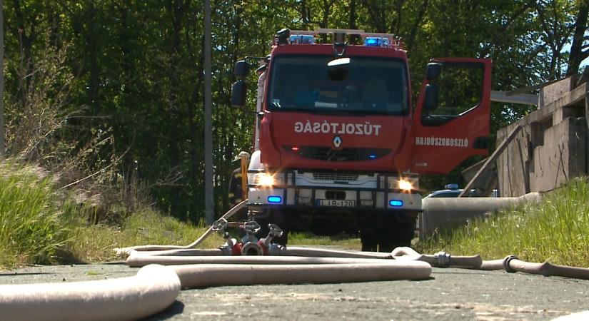 Tűzesethez és lehasadt fákhhoz vonultak a hajdú-bihari tűzoltók