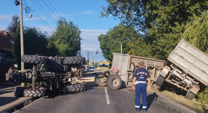 Felborult traktor zárta el a Gázvezeték utcát